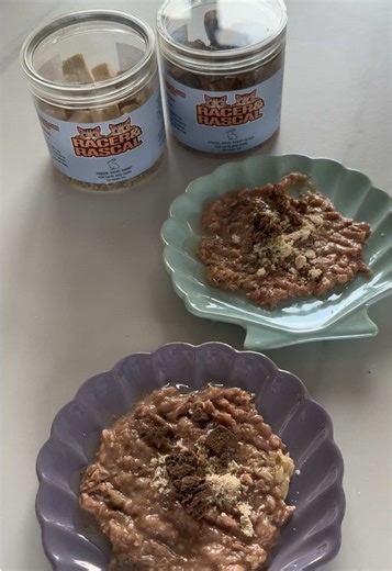 Replying to @SocksTheCat❀𐙚♡ Hi! Here’s a little vid for you to see the texture better, the rabbit is deffo more crumbly than the rabbit blood! Hope this helps you 🥰