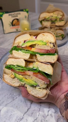 Skip the pre-race pasta purge and try this 👇 This Meatless Chicken and chickpea bagel is packed full of complex carbs and low in fat and fibre. Perfect for building your glycogen stores so you can smash the @londonmarathon, powered purely by plants 💪🌱 Serves: 2 Ingredients: - 1 pack of Meatless Farm chicken breasts - 1 avocado - 1 tin of chickpeas - 1 red onion - 1 spring onion - 4 tbsp vegan mayo - 1 tsp mustard - 1/2 tsp maple syrup - Juice of half a lemon - 3 gherkins (diced) - 2 bagels - 