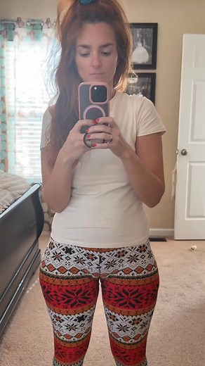 Individual muscle control takes concentration. Of course in the best leggings ever! | Emily Smith