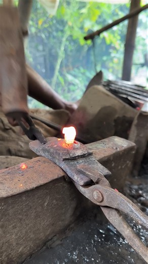 Watch a master blacksmith forge handmade iron nails #foryou #handmade #america #1million
