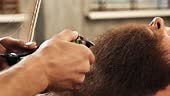 Barber peina la barba del cliente y corta una larga barba con un...