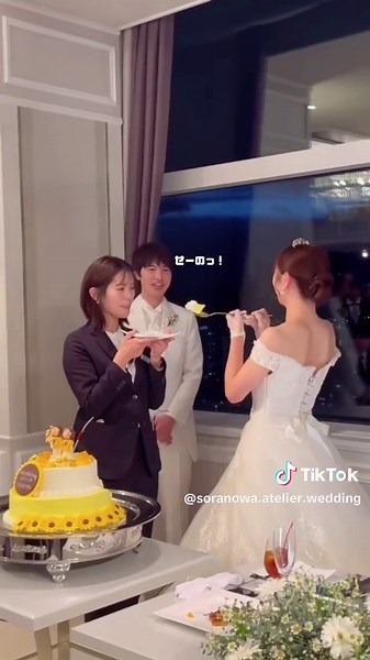 新郎新婦様から担当プランナーへのサプライズバイト🎂 ケーキ入刀シーン、 おふたりのファーストバイトの後、何も知らされていないプランナーへ、おふたりからサプライズのプレゼント🩷 一緒に準備や打合せを進めてきた感謝の想いを込めて、ウェディングケーキを食べさせていただきました☺️ #サプライズバイト #サプライズ #サンクスバイト #ケーキ入刀 #結婚式 #ウェディングプランナー #プランナー #結婚式演出 #サプライズ演出 #ソラノワ #ソラノワウエディング #soranowa #仙台結婚式 #ss30 #高層階ウェディング