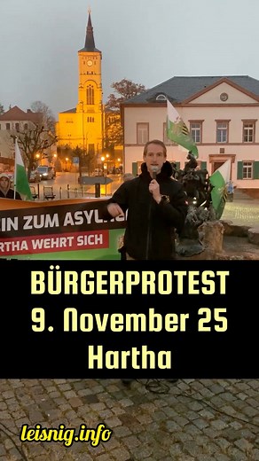 #Hartha Trotz regnerischen Novemberwetters versammelten sich am heutigen Sonntag zahlreiche Harthaer auf dem #Marktplatz, um gegen die geplante Unterbringung von Asylbewerbern in ihrer Stadt zu protestieren. Ein abwechslungsreiches Veranstaltungsprogramm lockte die Teilnehmer an. Bereits am Freitag hatten viele Bürger bei einer Veranstaltung des Stadtrates und lokaler Unternehmer ihre Bedenken geäußert. Der #Protest am Wochenende setzte dieses Signal fort: Die Mehrheit der Harthaer lehnt eine #A