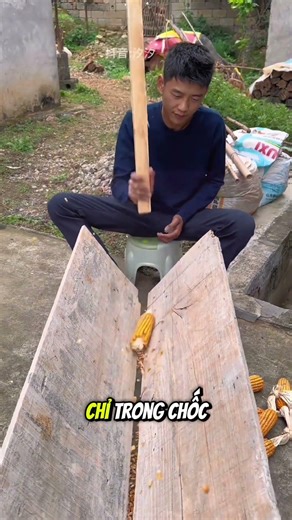 Người đàn ông này nghĩ ra một cách tách hạt ngô một cách dễ dàng