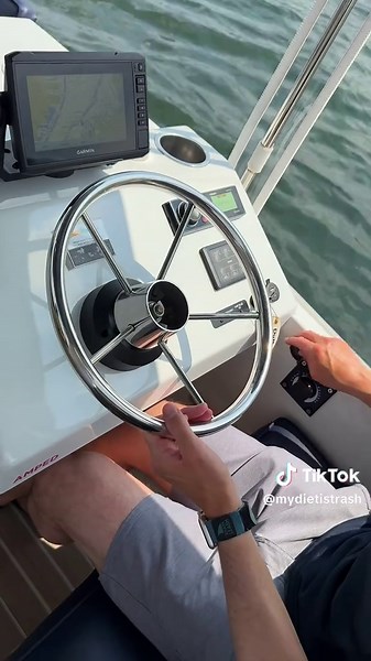 @Boston Electric Boats offers a unique experience where not only do you get to rent a private boat but you can also drive it, unsupervised! The boat fits up to 12 people and it’s equipped with navigation, a Bluetooth speaker and a large cooler so you can bring your own food and beverages. As an add on, you’ll have the option to include other amenities, like a custom charcuterie board. This should be at the top of your summer bucket list! 📍Boston, MA —28 Atlantic Ave. #boston #thingstodo #boat #