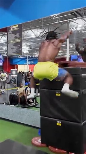 Highest seated box jump: 1.689 m (5 ft 6.5 in) by Brian Williams 🇺🇸 | Guinness World Records