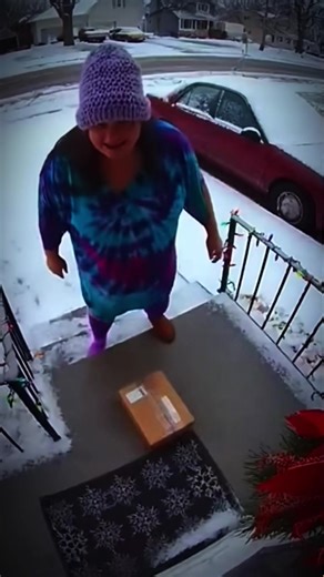 Porch exploding package box with glitter 😱😱👀#goviral #prank #caughtoncamera #doorcam #trending