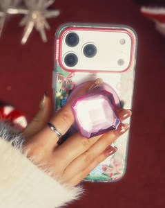 🎄 Add a touch of vintage nostalgia to your holiday season with the 📱 Pillow Cut Sugar Plum phone grip and the Garland phone case from our 🎁 Merry & Bright collection ...yes, they are MagSafe 🧲 | PopSockets
