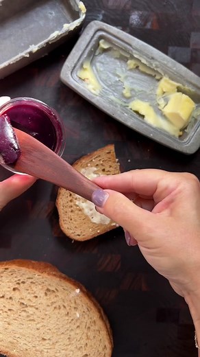 How to make grape jelly quick! No Sugar Added Grape Jelly! Chime in if you are on the WW plan. I strained graped from my friend @tiagendusa arbor (thanks Tia) to get 1.5 cups grape juice to make this jelly. I used unsweetened gelatin and monk fruit, both of which are zero WW points and zero calories. I know I have to count some points because I am on the WW diabetic plan, but wouldn't you call this jelly zero points? It's made from real grapes. But is it a situation like when you blend fruit its