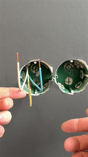 ПРОФЕССИОНАЛЬНЫЙ ЭЛЕКТРОМОНТАЖ ЕКБ| РАЗВИТИЕ ЛИЧНОГО БРЕНДА | Мантра электрика Подключение розеток с юмором ⚡️😁⚡️ #розетки #розетка | Instagram