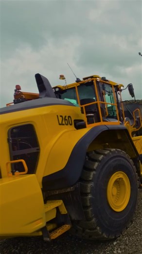 Kurz. Klar. Kraftvoll. 💬💪 In diesem Video kommen die neuen Volvo Radlader selbst zu Wort – mit Statements zu Performance, Effizienz und Komfort. Gebaut für harte Einsätze, entwickelt für die Anforderungen von heute und morgen. Reinschauen, zuhören und selbst ein Bild machen. 👀 Welches Feature überzeugt euch am meisten? 👇 #VolvoCE #VolvoCE_DE #Radlader #NewGeneration #BuiltForMore #PowerAndPerformance #Baustelle