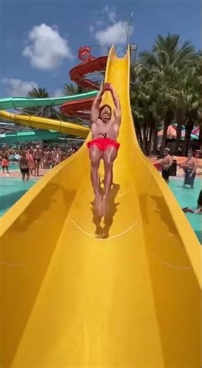 Man does an incredible dive from a water slide 😲