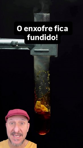 🧪 O enxofre (S₈) é um elemento fascinante por apresentar alotropia, ou seja, diferentes formas sólidas com a mesma composição química, mas estruturas distintas. Suas duas formas mais conhecidas são o enxofre rômbico e o enxofre monoclínico, ambas formadas por anéis de oito átomos de enxofre (S₈), mas organizadas de maneiras diferentes no cristal.🌡️ O enxofre rômbico é estável à temperatura ambiente e se transforma no monoclínico a aproximadamente 95,5 °C. Ao atingir 115,2 °C, o enxofre se fund