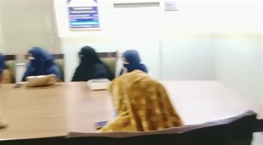 بسم اللہ الرحمٰن الرحیم علاج کی تین اہم اقسام — طبِ مشرق کی مضبوط بنیاد قدیم و جدید طب کا یہ مسلمہ اصول ہے کہ بیماری کا حقیقی علاج صرف دوا سے نہیں بلکہ درست تشخیص اور فطری طریقۂ علاج سے ہوتا ہے۔ اسی اصول کے تحت طبِ یونانی و اسلامی میں علاج کی تین بنیادی اور مؤثر اقسام بیان کی گئی ہیں: علاج بالدوا جب مرض شدت اختیار کر لے یا جسم کے اندر توازن بگڑ جائے تو مناسب، آزمودہ اور مزاج کے مطابق دوا کے ذریعے علاج کیا جاتا ہے۔ یہ علاج بیماری کی جڑ تک پہنچ کر اس کے اسباب کو ختم کرتا ہے۔ علاج بالغذاء غذا صرف پ