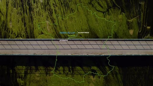 La Vallée du Loir à Vélo - Entre Angers et Illiers-Combray on Instagram: "🚴‍♂️ Cap sur la Vallée du Loir à Vélo ! Une pause pour ralentir, respirer et savourer l’instant. Un itinéraire tout en douceur, accessible à tous les mollets. Une nature paisible et préservée, loin de l’agitation. À chaque coup de pédale, châteaux, troglodytes et moulins se révèlent. Et surtout… des haltes gourmandes, des rencontres chaleureuses et authentiques. Que vous voyagiez en solo, en duo ou en tribu, la Vallée 
