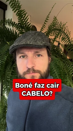 Usar boné ou chapéu, por si só, não causa calvície. A forma mais comum de queda de cabelo em homens e mulheres é a alopecia androgenética, que está principalmente relacionada à genética, aos hormônios e à sensibilidade dos folículos capilares. Portanto, o simples fato de cobrir a cabeça não “sufoca” o couro cabeludo nem impede o cabelo de receber oxigênio, porque o folículo é nutrido pela circulação sanguínea. O problema pode aparecer quando o boné ou chapéu é usado muito apertado, por longos pe