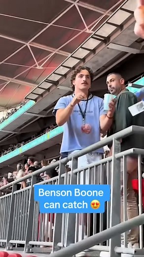 Benson Boone catching friendship bracelets after performing at Taylor Swift’s Eras Tour concert ❤️ #bensonboone #celebrity | Turbo Tempo