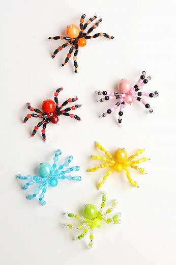 BEADED SPIDERS - so fun! Instructions >> https://onelittleproject.com/beaded-spider/ | One Little Project