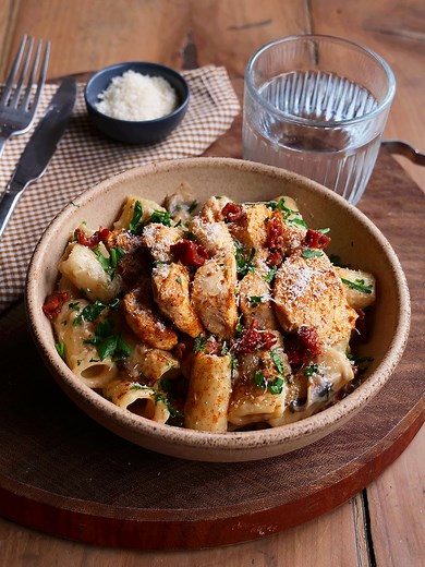 Un bon plat de rigatoni bien crémeux, ça vous dit ? 😏 Poulet tendre, parmesan fondant, tomates séchées pour relever le tout… Le combo parfait pour se faire plaisir sans chichi ✨ Les ingrédients : - 1 paquet de rigatoni - 1 boîte de champignons de Paris - 2 filets de poulet - 40 cl de crème liquide - Parmesan - Tomates confites - Oignons rouges - Bouillon de volaille - 100g de farine | Marmiton