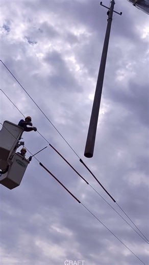 Impressive! Electrician Installs Electrical Facilities – Precision at Its Best!