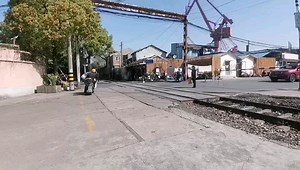 DF7G0071牵引货列经过老军工路道口