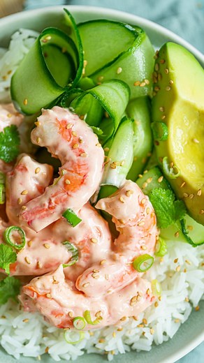 🦐 La Majestueuse Crevette BANG-BANG 🧨 Pescanova mise sur cette crevette d’exception par son allure tigrée & par son goût combinant le croquant au sucré. 🤤 Et avec cette sauce bang-bang, vous allez en perdre la tête : de la mayonnaise mêlée à de la sauce aigre douce et un peu de piment🌶️ ! Accompagnez cela de riz gluant, d’avocat, de concombre, quelques herbes et le tour est joué ! Un nouveau produit au rayon frais, une nouvelle recette et 💥 ! #pescanova #recette #crevettes🍤 #yummy #sauce #