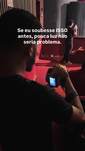 Edson | Videomaker e Fotógrafo em Salvador on Instagram: "5 dicas simples pra fotografar em cenários com pouca luz 1. Chegue mais perto da luz que já existe. Use janela, vitrine, abajur, poste. Vire o rosto na direção da luz e evita misturar várias fontes diferentes. 2. Apoie o corpo pra não tremer. Encoste na parede/mesa, trave os cotovelos e dispare em sequência (ou use timer). Estável = foto nítida. 3. Gire o ângulo a favor do rosto. Luz de lado dá volume; se fizer sombra no olho, peça um “qu