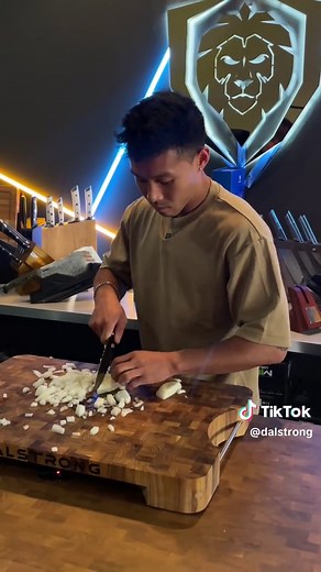 World Record Chef's Onion Chopping Challenge! 🤯🔪