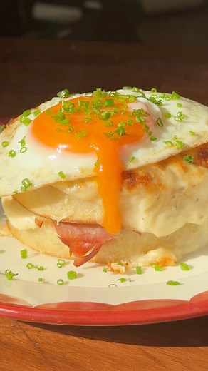 One pan Sunday brunch bake 🤤 @nellskitchn has turned the humble crumpet into something utterly outrageous. Forget your boring old bread, those little holes were made to soak up béchamel sauce. Layered with thick cut ham, smothered in lots of cheese (obviously), and crowned with a perfectly fried egg. It’s dangerously easy to make. Sunday brunch meets full on comfort food heaven. 🤝 Find the recipe on Twisted by searching ‘Crumpet Croque Madame Bake’ | Twisted