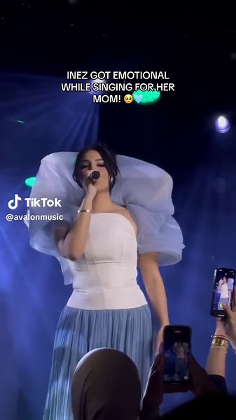 Inez Delivers Heartfelt Performance in Amsterdam