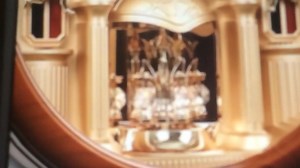 淘宝网上霸王新版6231（音乐报时版）大尺寸转摆挂钟乱敲钟：指着10时报早上7时儿歌《逛公园》，霸王旗舰店录的不完整。这款的旧版带变盘效果，光控止鸣，有3种曲风