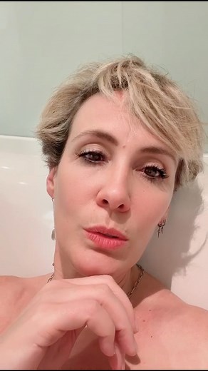 34K views · 2.6K reactions | Je galère toujours quand même encore un peu à tracer ma propre route, indépendamment des injonctions sociales... #jeposeçalà | Noémie de Lattre | Facebook