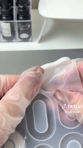 うねうねがおしゃれなシリコン型でキーホルダー作った♪丸カンは貼り付けただけだから超簡単☺ 是非みんなもやってみて！🫶🏼✨ ⁡ 使ったものはプロフィールのリンクからチェックしてね！ ⁡ 紗や工房はレジン商品はもちろん、 アクセサリー金具も豊富だよ！デザイン豊富な金属アレルギー対応金具も要Check★ ⁡ 後で試す時に保存しとくと便利だよ♡ ⁡ UV/LEDレジンの幅広いアレンジを楽しんでみてね！ ⁡ 作ってみたい！と思ったら「いいね・コメント」沢山ください♡ お友達にもシェアしてね♪ 可愛いハンドメイドレジンアクセサリーを作りましょう～！ ⁡ 質問はコメント欄に書いてね！ ⁡⁡ #レジン #作り方 #人気 #ハンドメイド #作業動画 #簡単 #かわいい #レジンアクセサリー #レジン作り #レジン動画 #レジン初心者 #ハンドメイドレジン #ハンドメイド作家 #resin #resinart