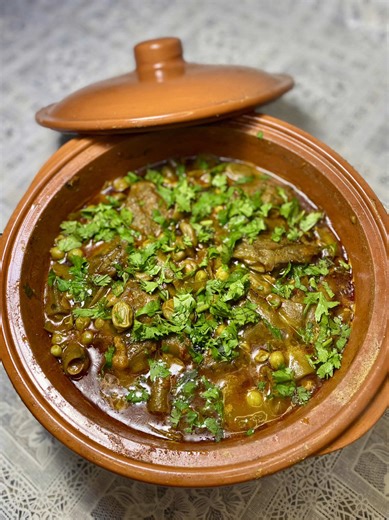 تبيخة جزائرية فول و جلبانة المكونات: زيت الزيتون, فول، جلبانة، قرنون، طماطم، م/ك طماطم مصبّرة، م/ك هريسة منزلية، ثوم، حشيش، ربع كاس أرز التوابل: ملح، فلفل اسود، فلفل عكري حلو و حار، قصبر، راس الحانوت، كروية. #foryoupage #fouryou #fyp #dz #🇩🇿 #طبق_تقليدي_جزائري #traditional #طاجين