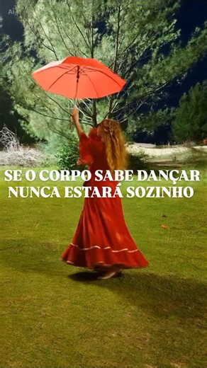 “A dança nasce quando o corpo escuta o movimento. Presença, consciência e verdade em ação. Quando o corpo sabe dançar, ele nunca está sozinho.” “Dança é linguagem.” Dançar é Viver Despertar e Movimento ✨ Se faz sentido para vocês Salva, Compartilha #DançarÉViver #Dança #ConsciênciaCorporal #LinguagemDoCorpo #ArteDoMovimento #Bailarina #DançaComPresença #CorpoQueSabe | Nani Lisboa