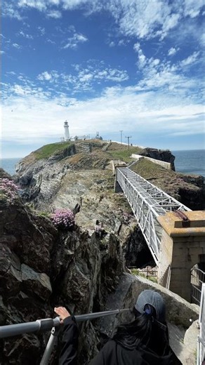 🏴󠁧󠁢󠁷󠁬󠁳󠁿 South Stack Lighthouse | One of Wales’ Most Stunning Coastal Views 🌊🏔️ #visitwales