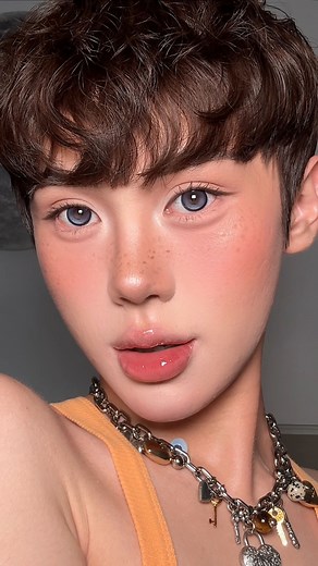 𝐊𝐄𝐍𝐍𝐘 𝐂𝐀𝐈𝐍 ♡ | 🌞 𝐒𝐮𝐦𝐦𝐞𝐫𝐁𝐨𝐲 𝐌𝐚𝐤𝐞𝐮𝐩 🧡 Simple glowy makeup for everyone ✨ ✶ 𝗽𝗿𝗼𝗱𝘂𝗰𝘁𝘀 𝘂𝘀𝗲𝗱 𝐛𝐚𝐬𝐞 @kosas serum spray @anastasiabeverlyhills hydra prime... | Instagram