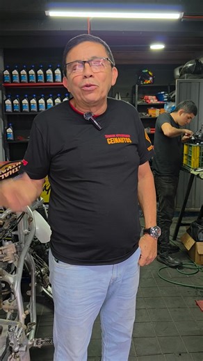 CeinautosCol on Instagram: "¿Sabías que la norma JASO no influye en la norma API CK-4? 🛢️ Son certificaciones distintas y cumplen funciones diferentes. La norma JASO está enfocada principalmente en el comportamiento del aceite con el embrague húmedo en motos. La norma API CK-4 evalúa la protección del motor, control de desgaste y desempeño en motores modernos. Un aceite puede cumplir API CK-4 sin necesidad de cumplir JASO. Por eso es importante entender las normas y no confundirlas al momento d