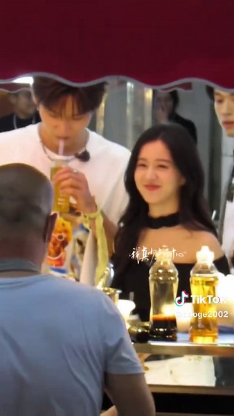 ยัยจิ๋วช้อปของกินอีกแล้ว🤤🤤#neverendingsummer #baoshangen #zhoukeyu #เปาซ่างเอิน #โจวเคออวี่