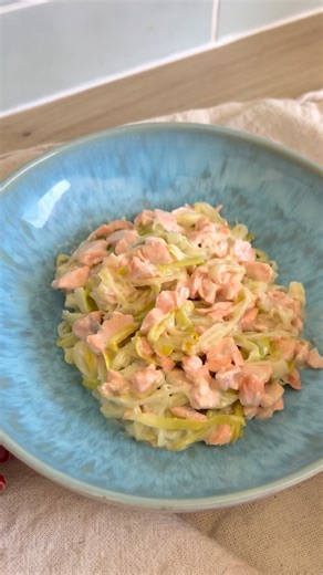 Anastasia Szymanski on Instagram: "Tagliatelles de poireau au saumon 🍽️ 📊431kcal G18,5g - L22,9g - P36,9g 📊 Pour 1 personne : -450g de blanc de poireau -100g de saumon -80g de crème épaisse 12% -sel et poivre On commence par réaliser les tagliatelles à l’aide d’une fourchette. Ensuite on les fait revenir dans une poêle avec un petit peu d’eau (2/3 cuillères à soupe). Quand les poireaux sont cuits et bien fondants on ajoute le saumon puis quelques minutes après on ajoute la crème fraîche épais