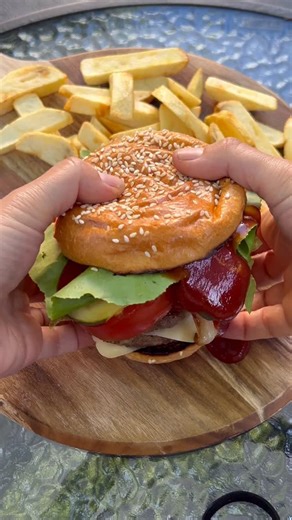 Recipe for patty ⬇️ This will make you 6 thick Pattie’s , these are not meant to be thin , the thickness showcases the flavour and juices of the patty . 1/2 kilo fine lamb mince @marble_meats 2 brown onions 🧅 4 garlic cloves in a chopper or roughly processed and added in . 1 tsp salt 1 tsp pepper 1 cup breadcrumbs 2 tbs burger spices mine are from @ummbaharat , you can also get nice one from @greenvalleyspicesbankstown also Cole’s and Woolies have a hamburger helper spice in spice isle . 1/4 cu