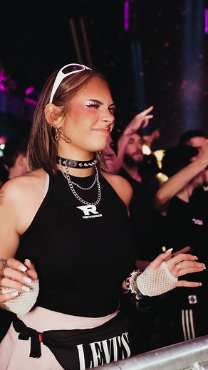 Maëlie on Instagram: "Festival makeup tutorial  Products @nyxcosmetics_benelux ink liner, pink eye pencil, white khôl pencil @glitchbeauty prolog palette @benefitbelgium bad gyal mascara @amazon.belgique color liners #makeup #rave #festival #ravemakeup #music #reverze #hardstyle #hardcore #festivalmakeup #makeuptutorial #tutorial"