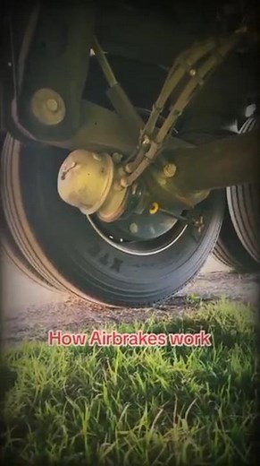 How Air Brakes Work in Big Rigs? #youtubeshorts