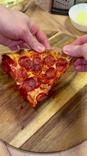 CRISPY PEPPERONI HOMEMADE 🍕#crispy#pepperoni#homemadepizza#delicious#newyork#usa#gourmet#great#chef