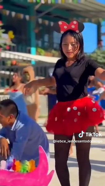 🎭✨ ¡El Carnaval llegó al IEBCE Santo Domingo! ✨🎭 Este año, nos unimos a la magia del carnaval con increíbles coreografías llenas de color, ritmo y tradición. Nuestros estudiantes han trabajado con mucha dedicación para presentar bailes que reflejan la esencia de las festividades, desde los ritmos más alegres hasta las danzas tradicionales de nuestro país y el mundo. 🌍💃🕺