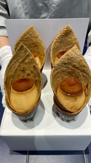 りょうくんグルメ on Instagram: "【SOBAP（ソバープ）】 東京新定番の手土産スイーツ。 アイムドーナツやアマムダコタンを手がけたシェフがプロデュース、 小麦粉の代わりに蕎麦粉を使用した手のひらサイズの絶品クレープ。 スイーツ系と惣菜系で全18種類。 二ヶ月に一回、季節のフルーツと惣菜が一種類変わる。 五月になり、フレーバーも揃って、味のバランスも完璧になり、値段も調節され以前よりも買い求めやすい値段に！ オススメフレーバーはカスタード、ピスタチオクリーム、季節のフルーツ、プリン 惣菜系はダントツでタンドリーチキン！！！ 保冷剤で持ち運び2時間で夏は保冷バッグあり！駅構内にあるから東京駅に寄った際にぜひ！ Tokyo's new standard sweets. Produced by Chef Hirako, creator of I'mDonuts and Amamudakotan. These palm-sized crepes are made with buckwheat flour instead of wheat flour. A total of 18