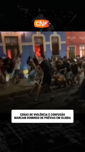 Portal CNF PE on Instagram: "As prévias de Carnaval em Olinda, realizadas no fim de semana, foram marcadas por brigas e tumultos em diferentes pontos do Sítio Histórico. Imagens gravadas por testemunhas mostram homens trocando agressões em áreas por onde circulam alguns dos blocos mais tradicionais da cidade. As confusões ocorreram na noite de domingo (11). Em um dos vídeos, registrado na Rua Prudente de Morais, dois grupos de pessoas se enfrentam com empurrões e chutes, enquanto foliões tentam 