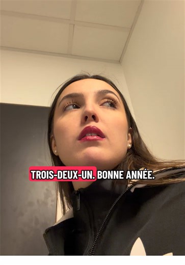 Le décompte de la nouvelle année a été recommencé sans moi. Un geste simple, mais lourd de sens. Puis, lorsque je suis arrivée, des mots ont été prononcés, déguisés en humour : on m’a dit d’« aller me faire soigner ». Ce sont parfois ces phrases-là qui marquent le plus. Celles qui sont dites vite, devant les autres, sans laisser le temps de répondre. Celles qui rient pendant qu’elles blessent. Celles qui réduisent une personne à un problème, une gêne, une anomalie. Le harcèlement ne se manifeste