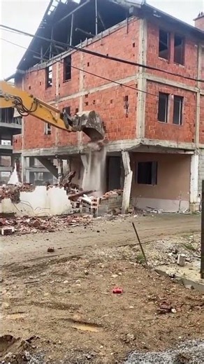 Betonbrüche mit Bagger: Wie einstürzende Mauern Platz für Neues schaffen
