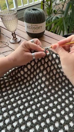 Marcelo Nunes Croche on Instagram: "Buenos dias!!, ✨😍🙌🏼 Um sábado abençoado e cheio de boas energias pra todos aee🙌🏼🙏😍 Veja a Almofada Favo ganhando vida! Comente aí o que vc achou e compartilhe com suas amigas e amigos😍 E o passo a passo completo está disponível lá no meu canal😍 Pesquise lá no YT por: “ALMOFADA FAVO MARCELO NUNES CROCHÊ” Este ponto é lindo e deixa a peça com uma textura sofisticada e design inspirado em colmeias. E vc pode criar lindas peças com o ponto Favo. ALMOFADA 